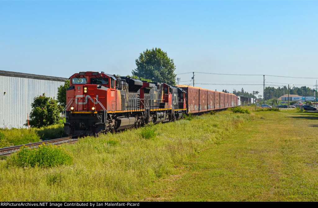 CN 8887 leads 403 near MP123